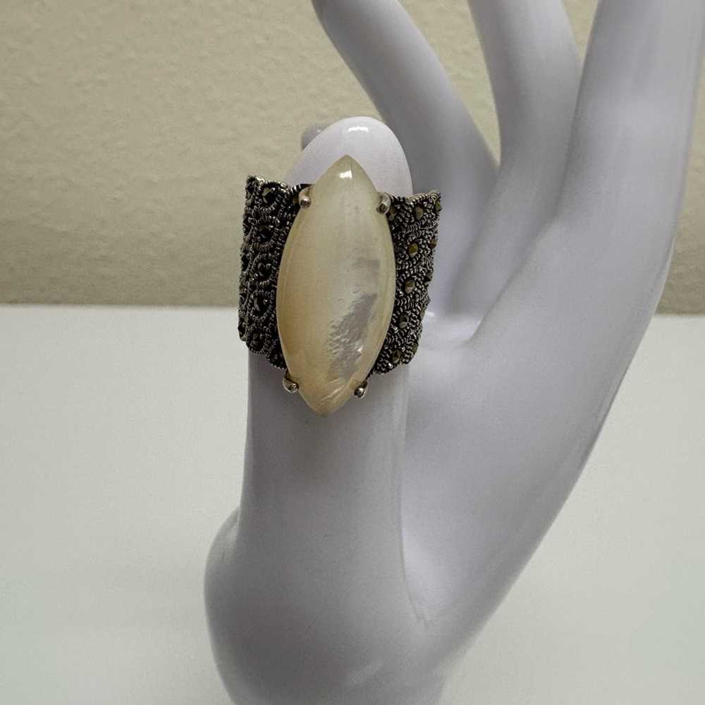 Elegant Marquiste & MOP Women's Band Ring